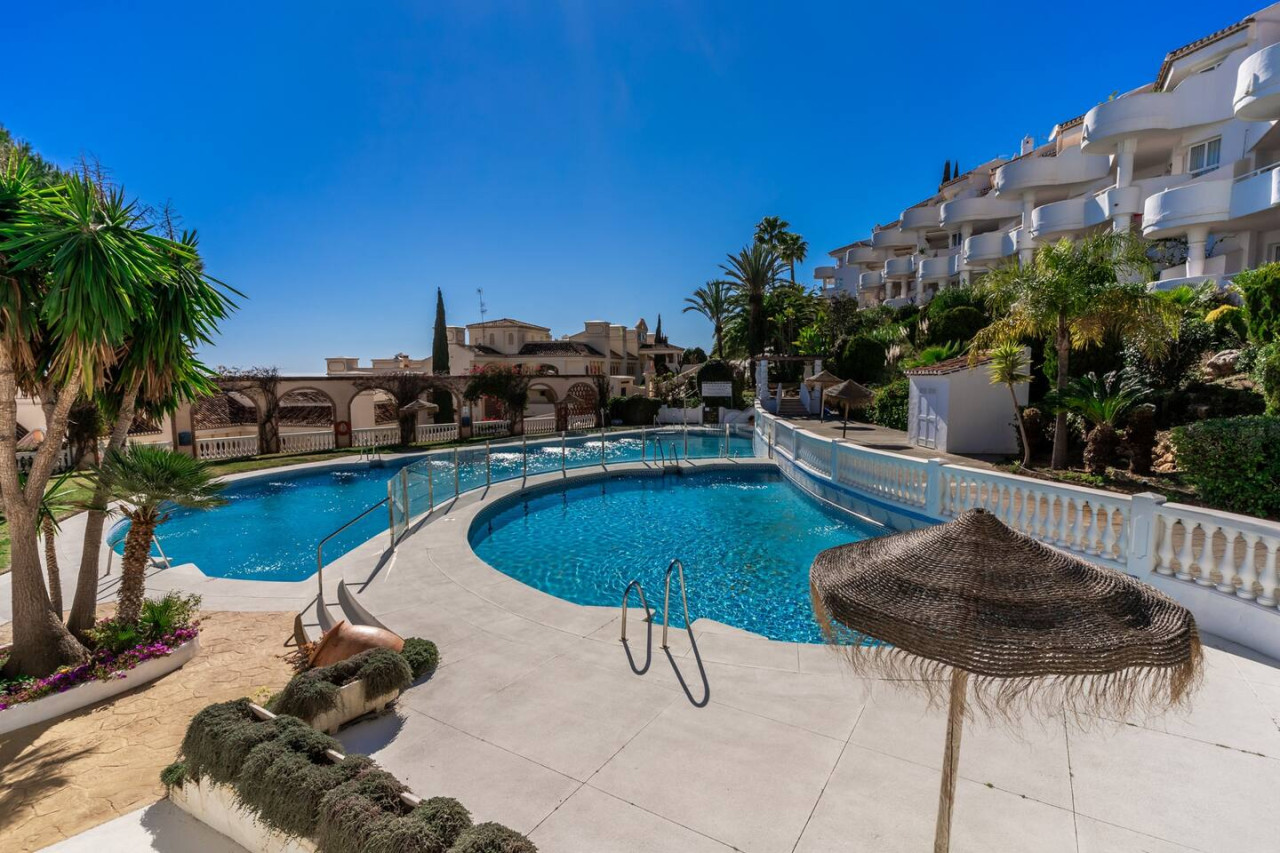 Zwembad bij vakantiehuis in Spanje, onderdeel van professioneel verhuurbeheer.