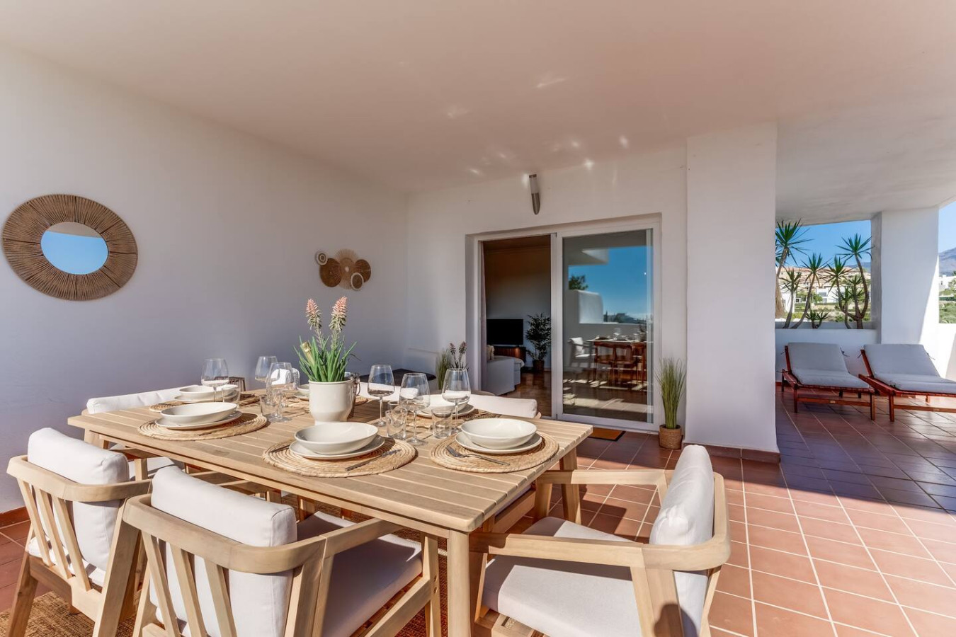 Ruim terras met eettafel vakantiehuis Spanje, ideaal voor verhuur en gastenverblijven