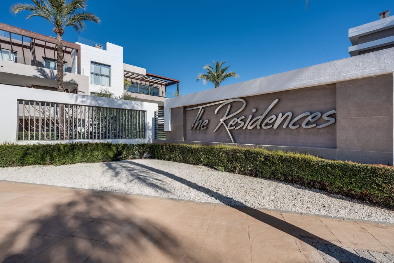 Vier collega’s van Verhuurbeheer Spanje aan een tafel in een licht kantoor met Spaanse kust op de achtergrond.