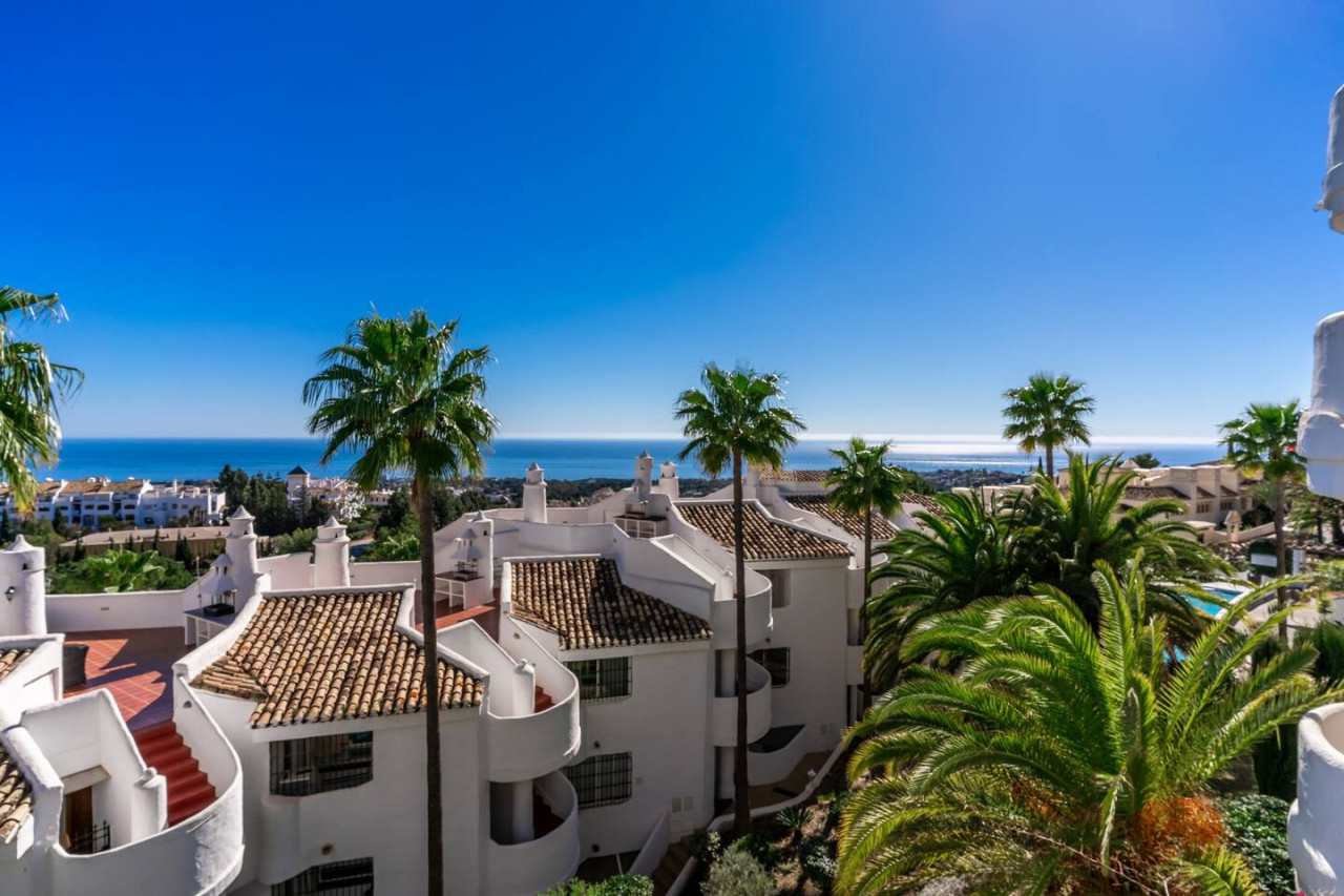 twee collega’s van Verhuurbeheer Spanje aan een tafel bespreken de klanten