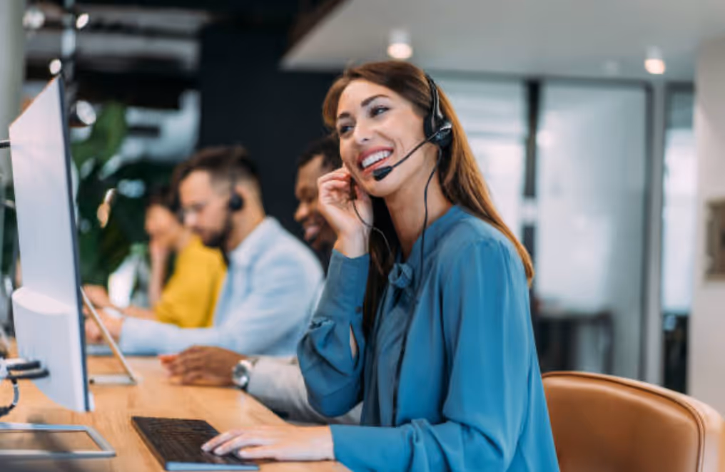 Klantenservice medewerker Anna beantwoord vragen van gasten tijdens hun verblijf aan de costa del sol met verhuurbeheer spanje