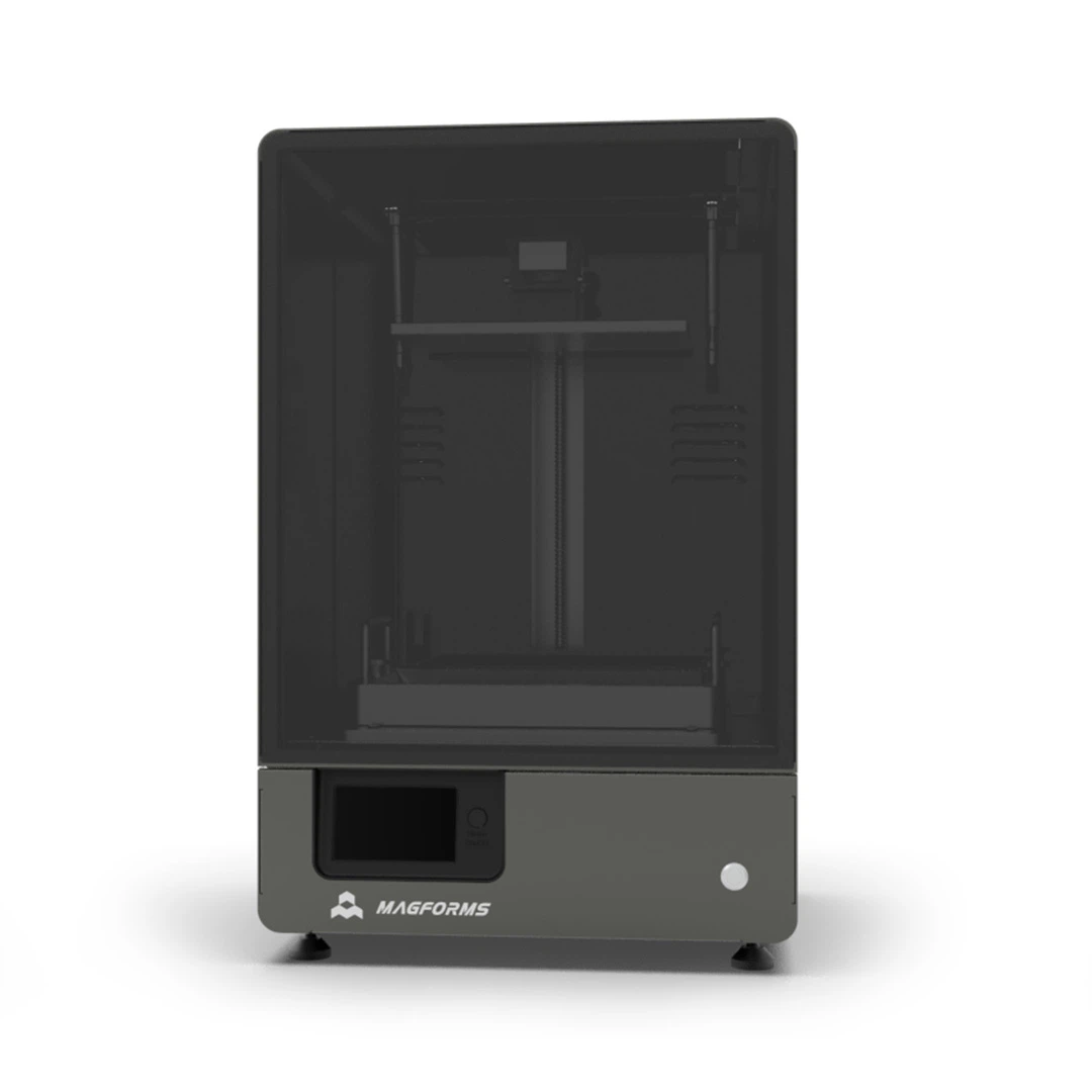 Grauer MAGFORMS 3D-Drucker mit abgeschattetem Gehäuse und digitalem Display an der Vorderseite.