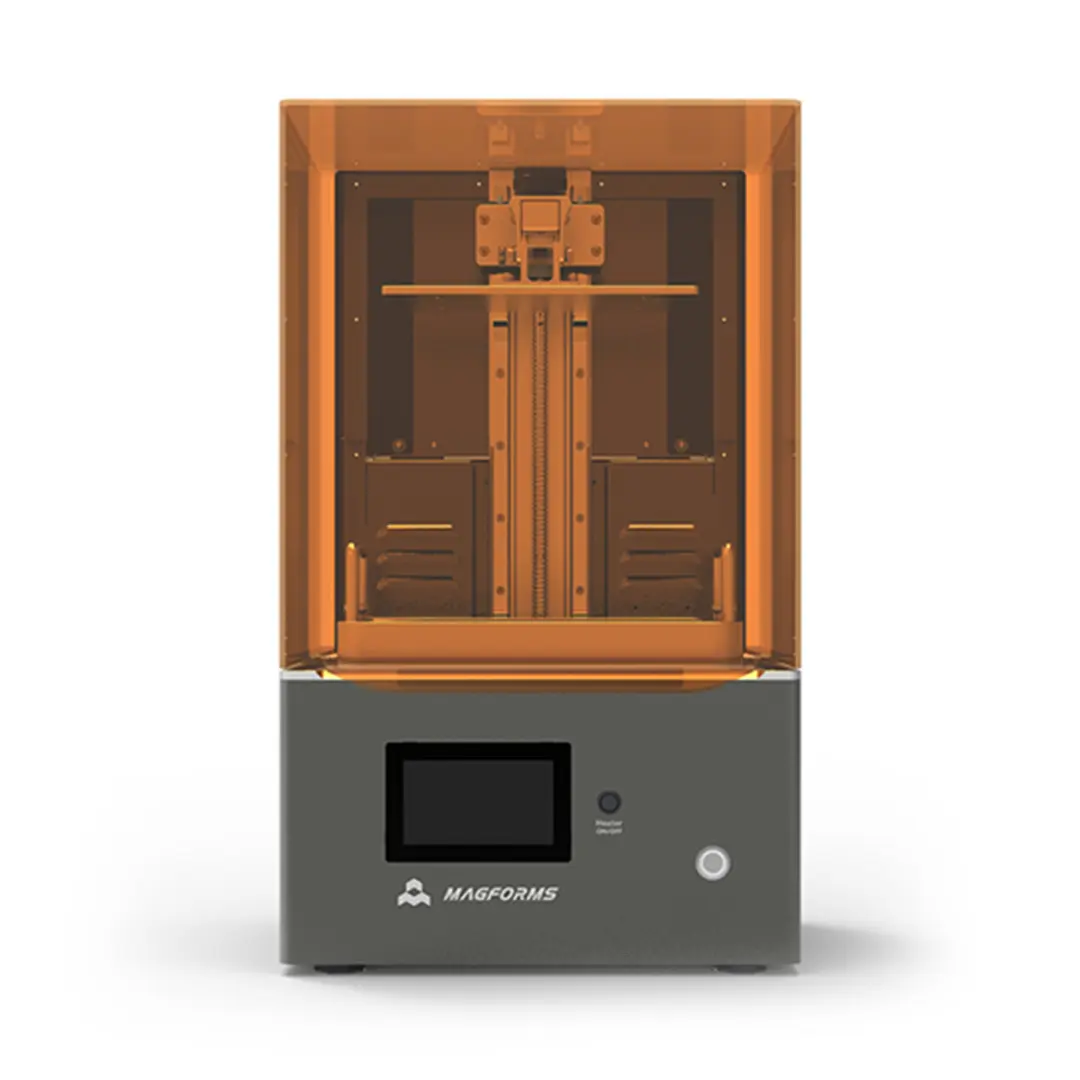 Grauer 3D-Drucker mit orangefarbenem Schutzgehäuse und digitalem Display vorne.