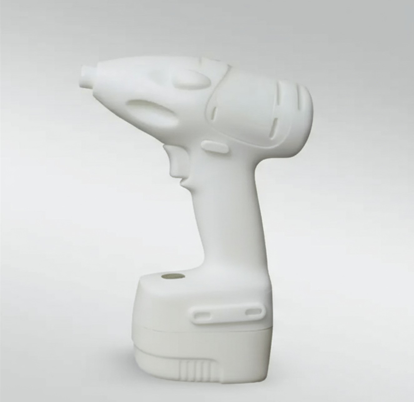 Weißer Prototyp eines kabellosen Bohrschraubers auf weißem Hintergrund.