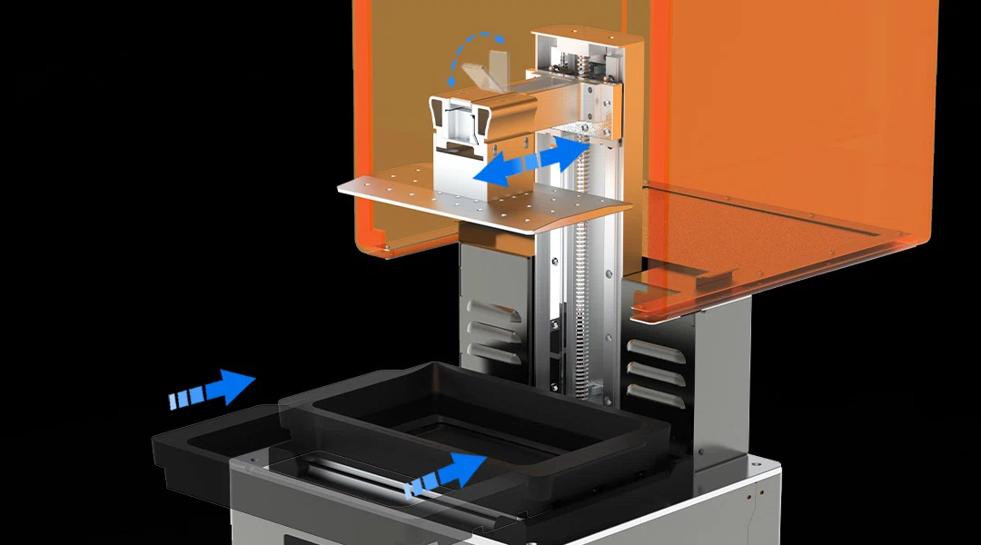 3D-Darstellung einer technischen Maschine mit orangefarbenem Schutzgehäuse, beweglichen Metallteilen und blauen Pfeilen, die Richtungen der Bewegung anzeigen.
