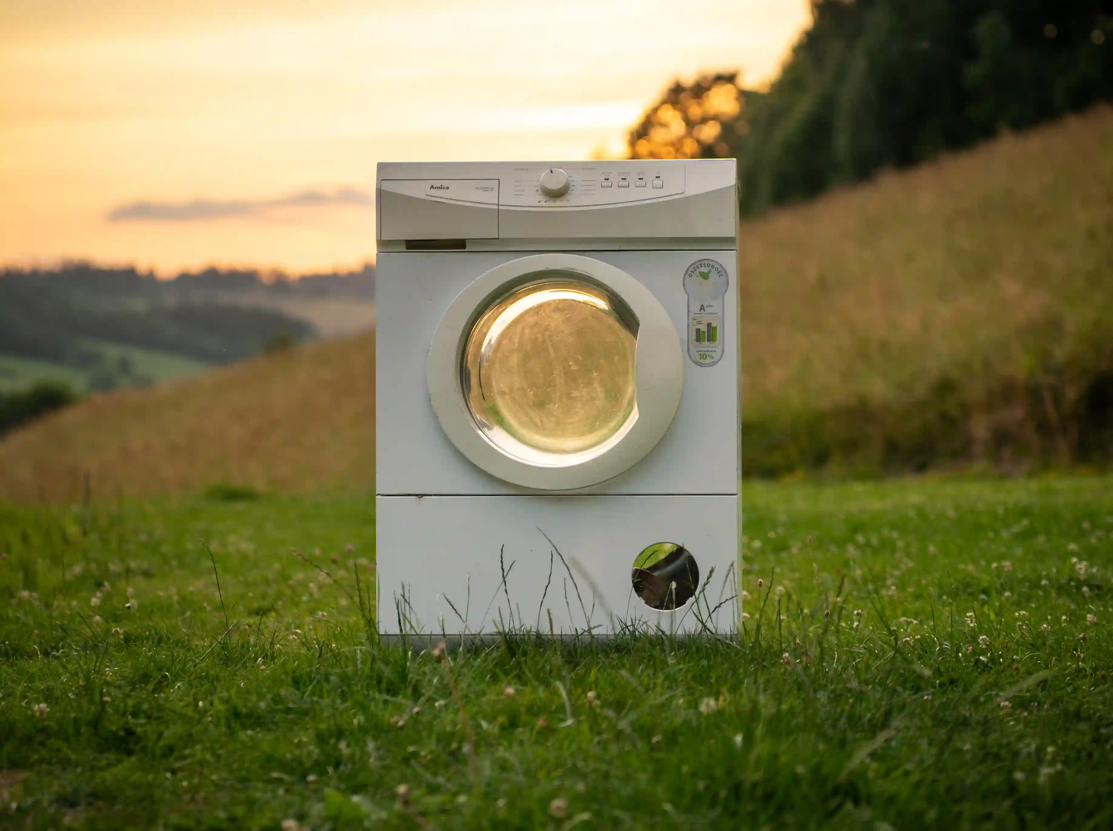 Zdjęcie pralki na tle zachodzącego słońca nawiązujące do nowego świeżego brandingu RSM