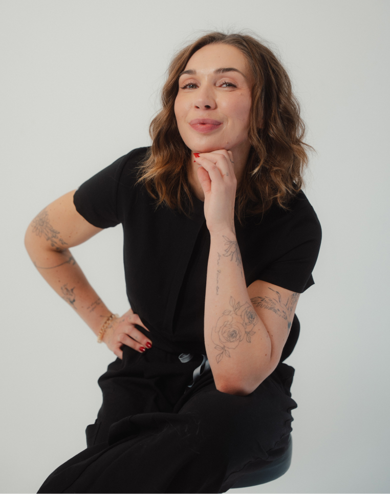 Ärztin Dr. med Eva-Maria Schlomm steht lächelnd in ihrer Ästhetik Praxis