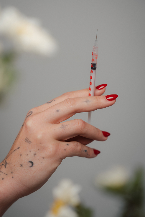 Dr. med Eva-Maria Schlomm berät eine Patientin für eine Botox Behandlung