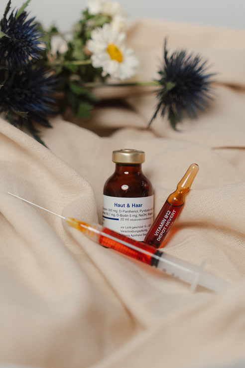 Dr. med Eva-Maria Schlomm bereitet die Infusionstherapie vor