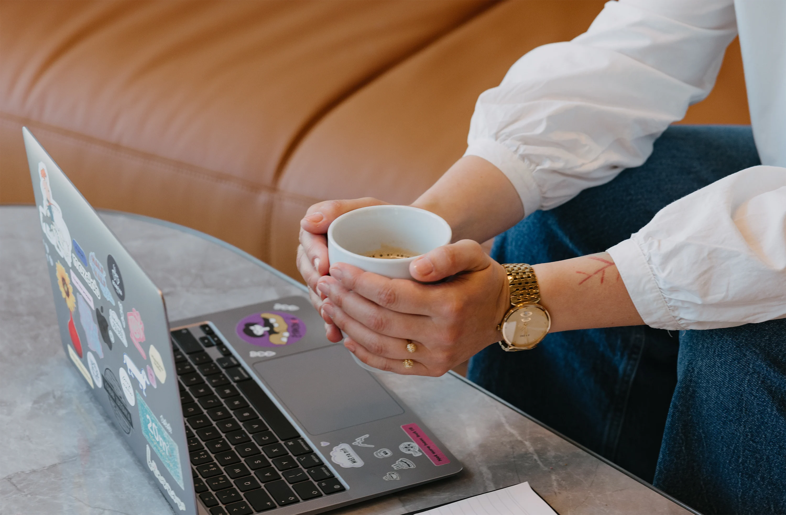 Online coaching for managers – work session with a laptop and coffee