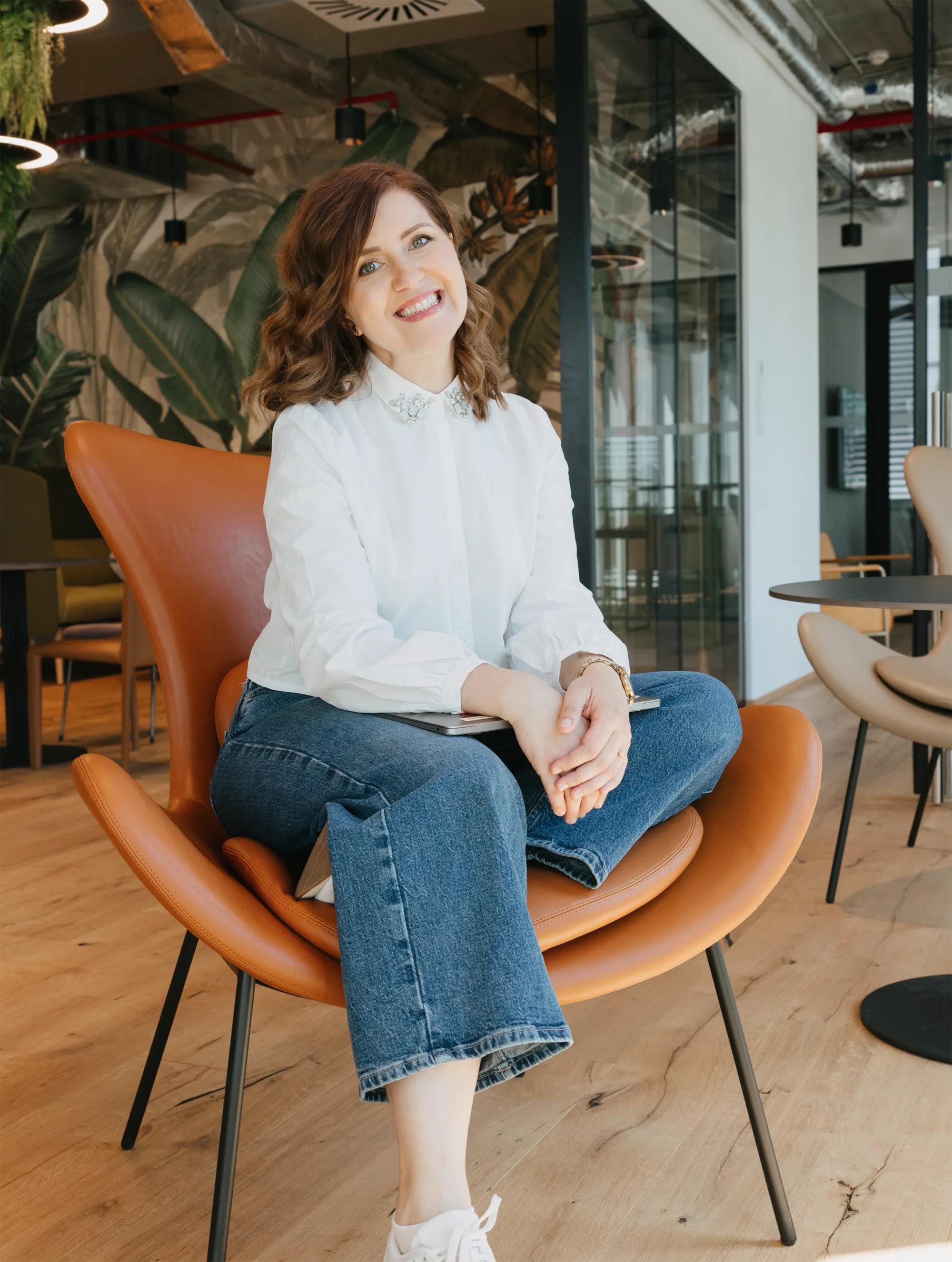 Zuzana Magálová – osobní kouč, portrét v křesle s úsměvem