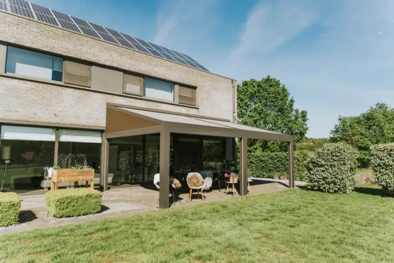 Pergola över uteplats i villa i Stockholm