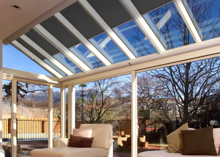 Mörkgråa takzippar i halvt neddraget läge i Stockholm