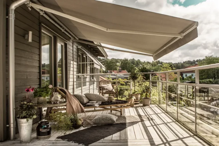 Terrassmarkis utfälld över uteplats i villa i Stockholm