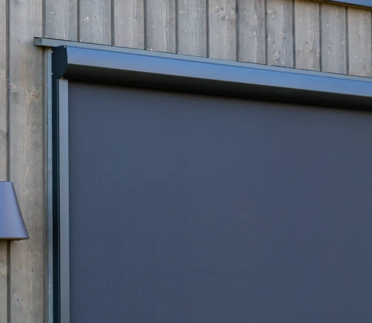 Mörkgrå neddragen zipscreen på villa i Stockholm