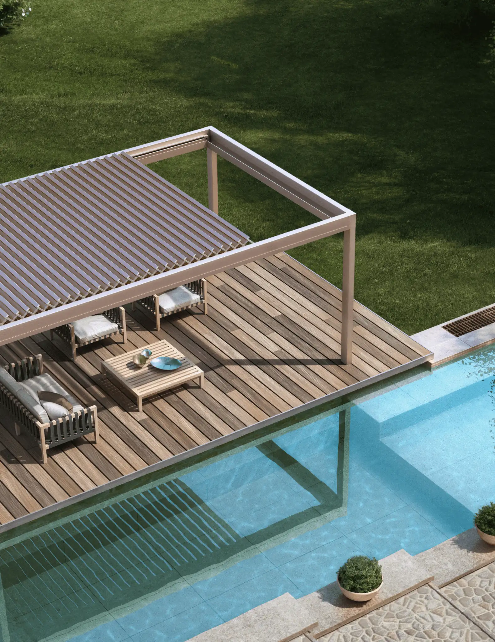 Trädäck med två vita kuddsoffor och ett lågt bord under en skuggande pergola vid en pool med klart blått vatten.