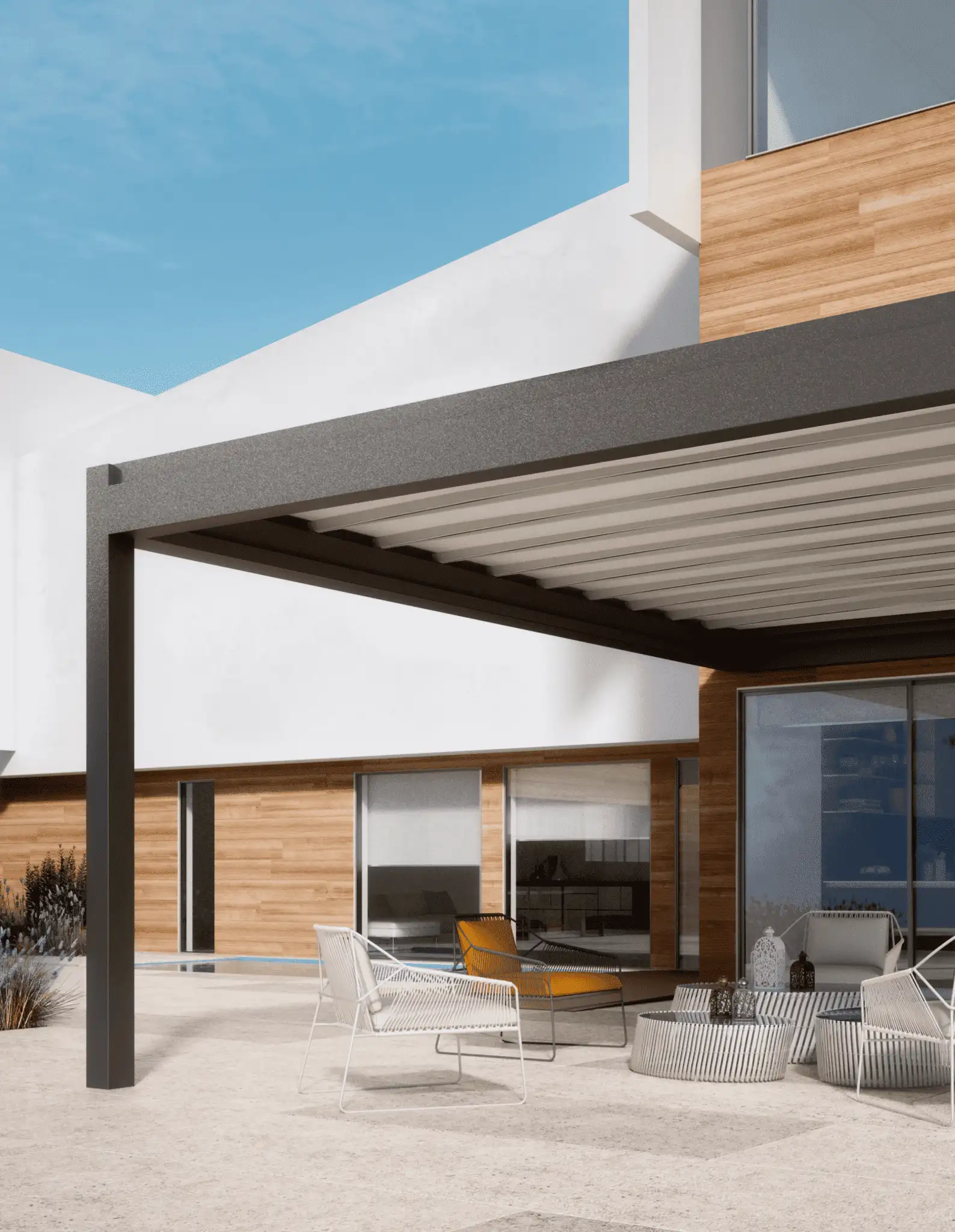 Modern uteplats med metallstolar och soffbord under ett pergolatak Nomo vid ett vitt och träklätt hus i Stockholm.