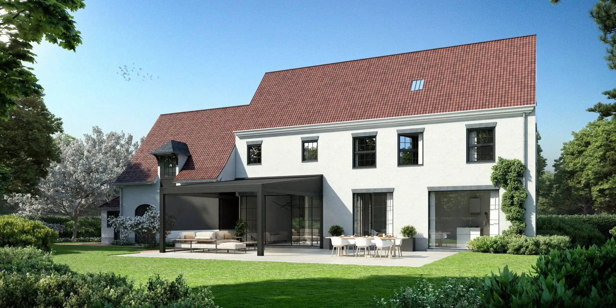 Vitt tvåvåningshus med rött tak, stora svarta fönster, möblerad uteplats med paviljong och matbord i en grön trädgård.