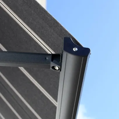 Närbild av en svart och grå markisduk med metallram F420 mot blå himmel i Stockholm.