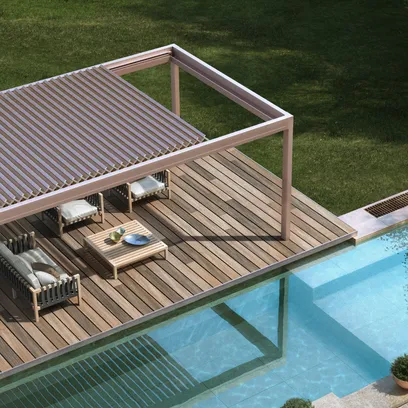 Träaltan med pergola Brera, soffor och bord intill en klarblå pool med gräsmatta runtom i Stockholm.