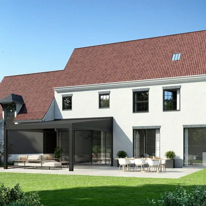 Modern vit tvåvåningsvilla med rött tegeltak, stor gräsmatta, uteplats med svart pergola PZ550 och utemöbler i trädgård i Stockholm.