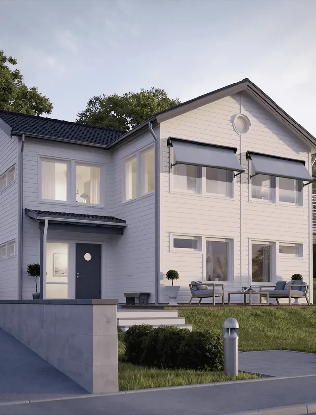Modernt tvåvåningshus med vit träfasad, mörk dörr, fönstermarkiser F520 över övervåningens fönster och uteplats med möbler på gräsmatta i Stockholm.