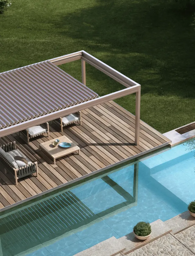 Modern uteplats med trädäck, pergola Brera, utemöbler och en pool med klart blått vatten i Stockholm.