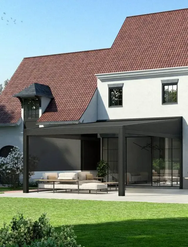 Modern mörk pergola med sittgrupp på en uteplats vid ett vitt hus med rött tak i Stockholm