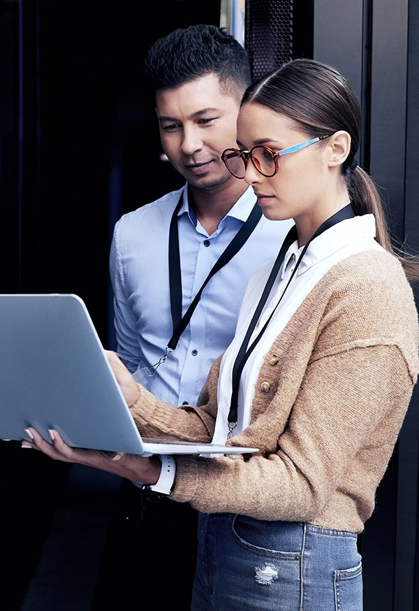 Two support IT working discussing with a laptop