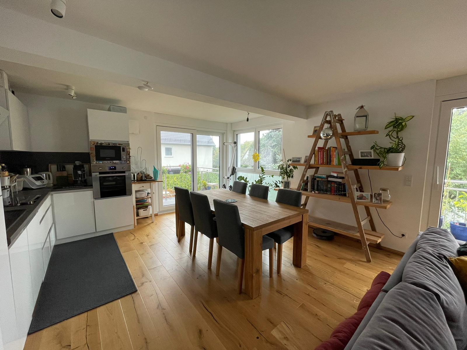 Man sieht eine gemütlich eingerichtete Wohnung