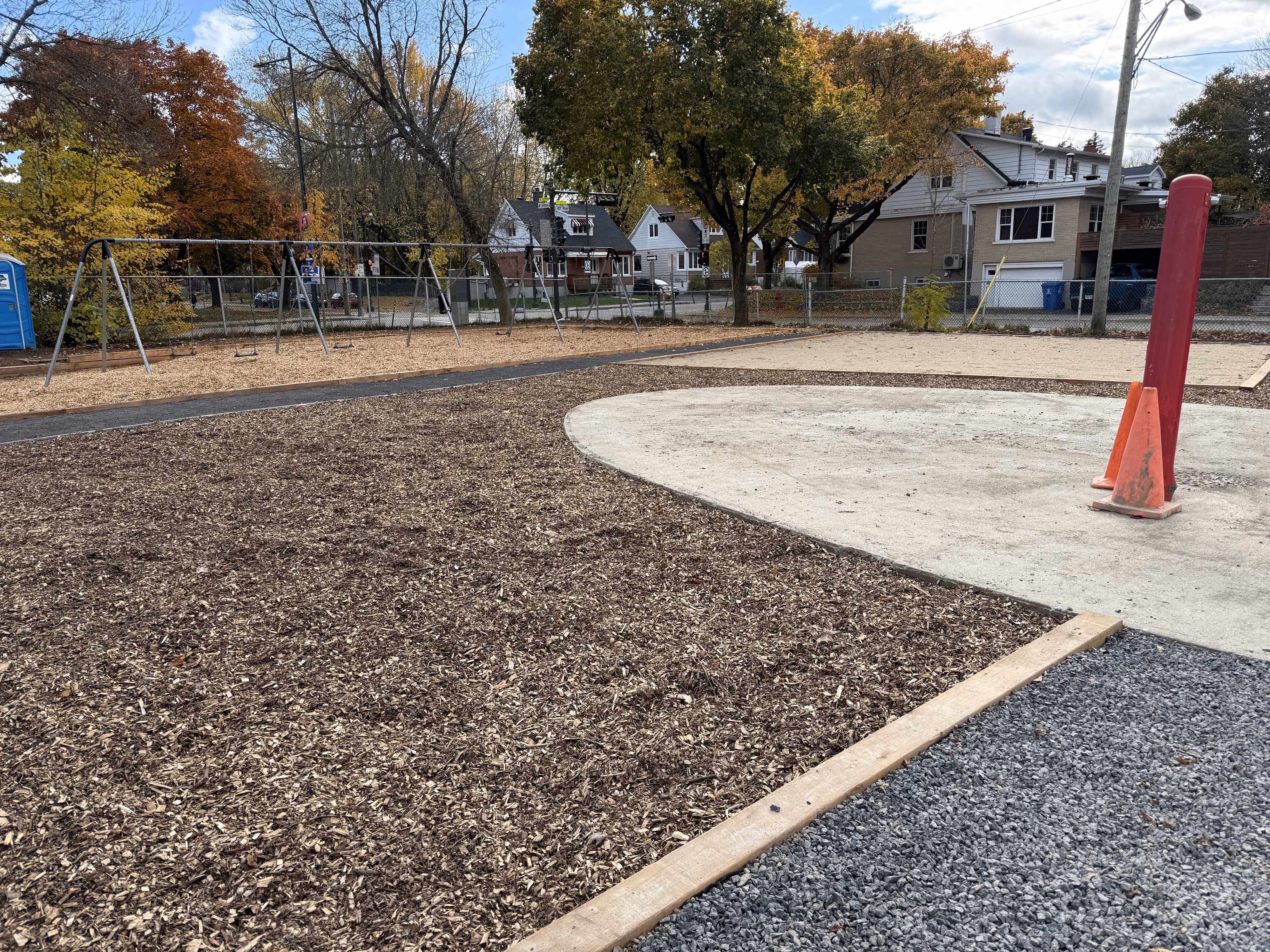 Excavatrice Takeuchi TB260 sur un chantier avec un dispositif de levage suspendu à son godet.