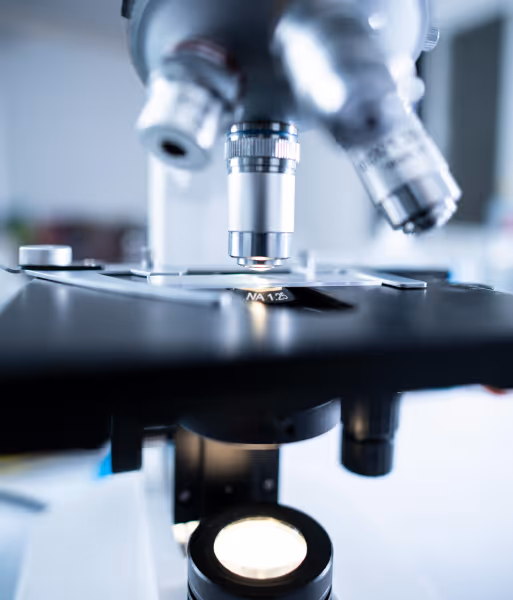 Close up picture of a microscope