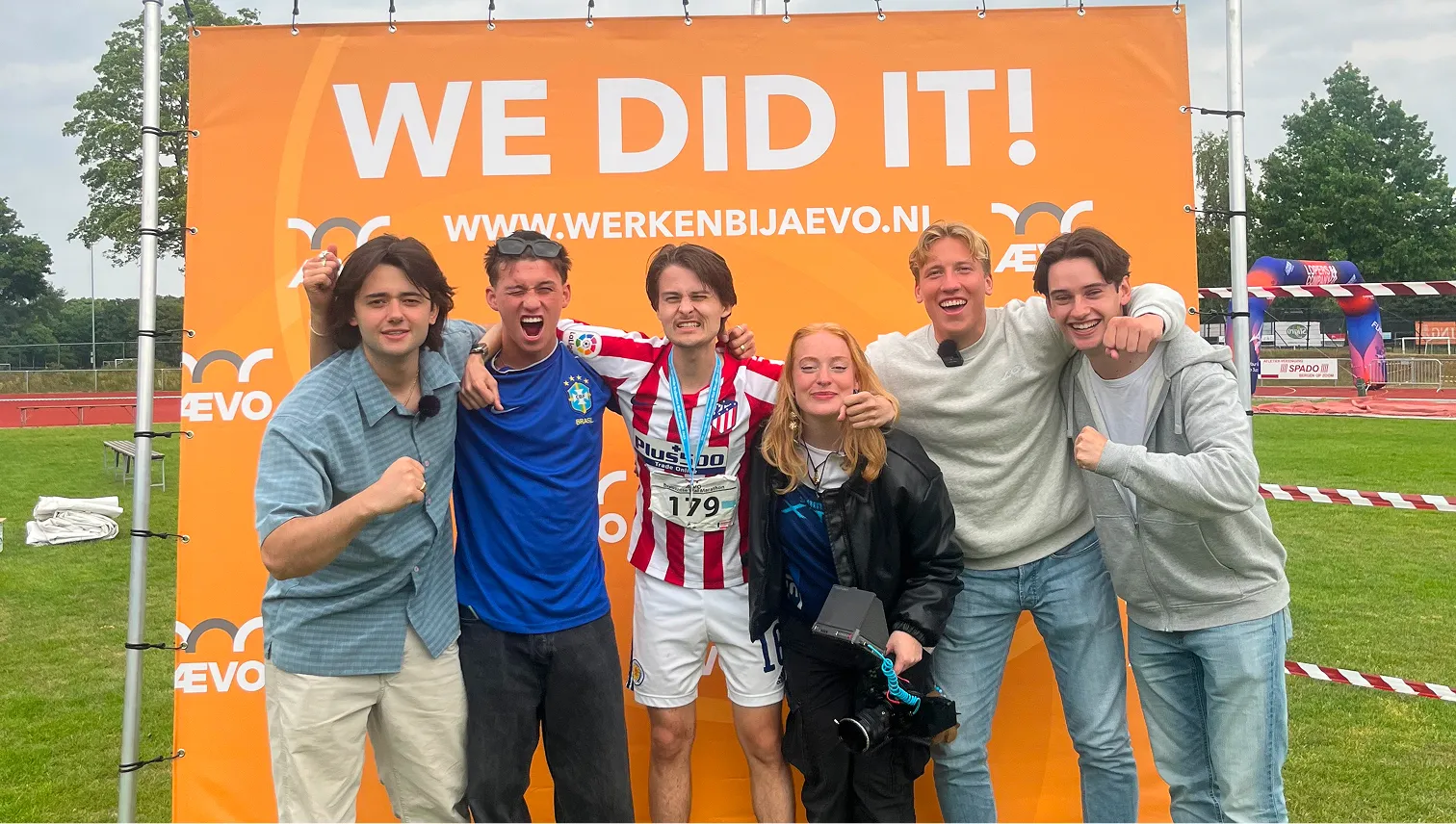 Simon en Maurice van De Marketing Tandem met vrienden na video Marathon rennen