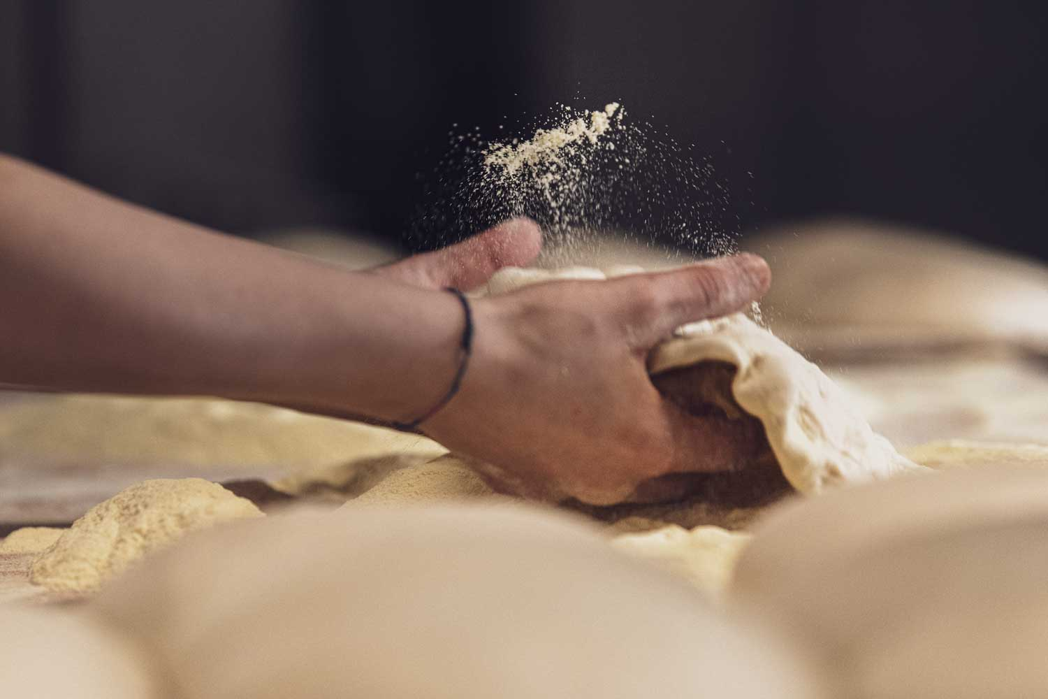 Ein Bäcker, der den Teig vorbereitet