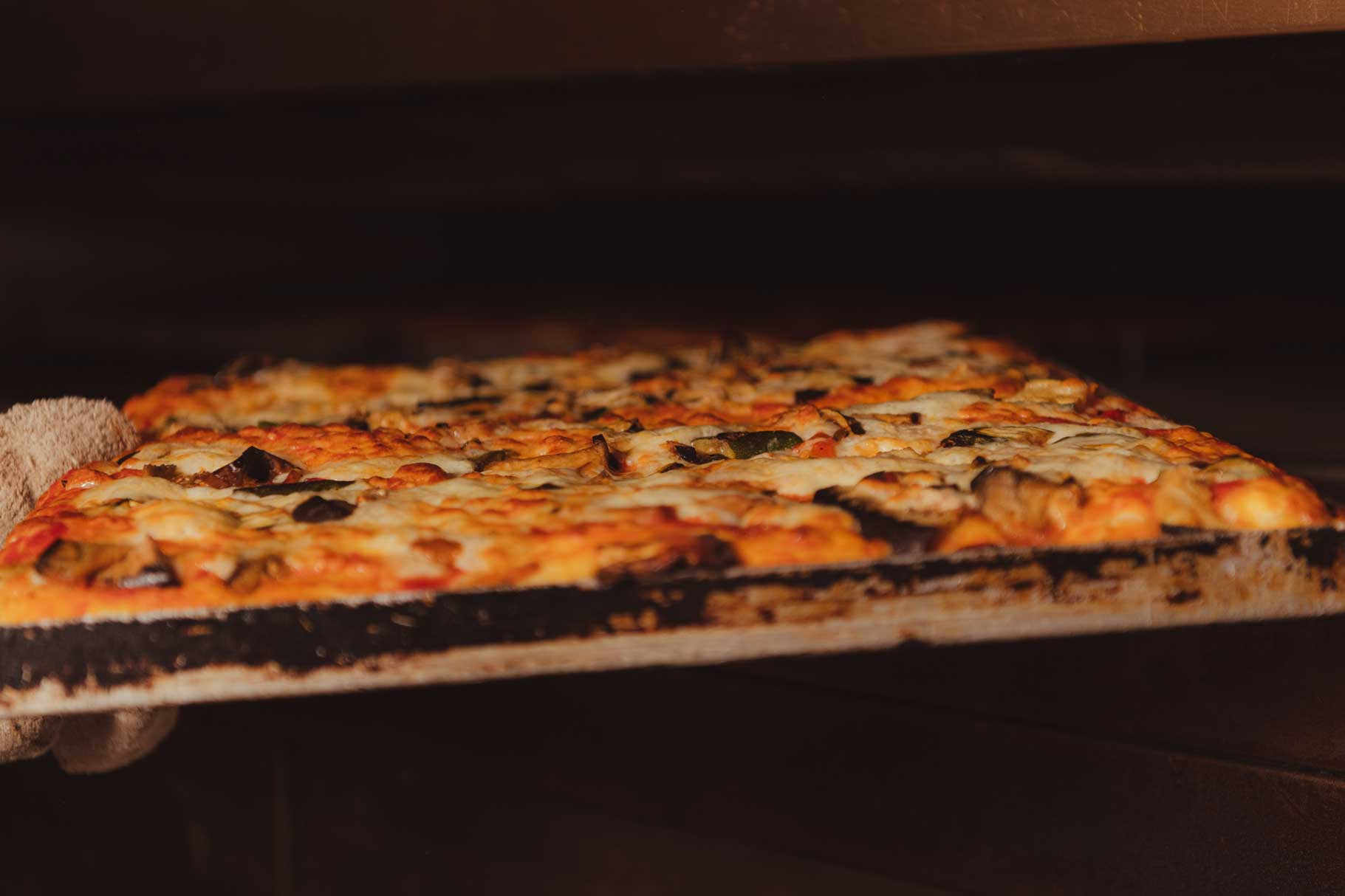 Ein Blech mit Pizzen