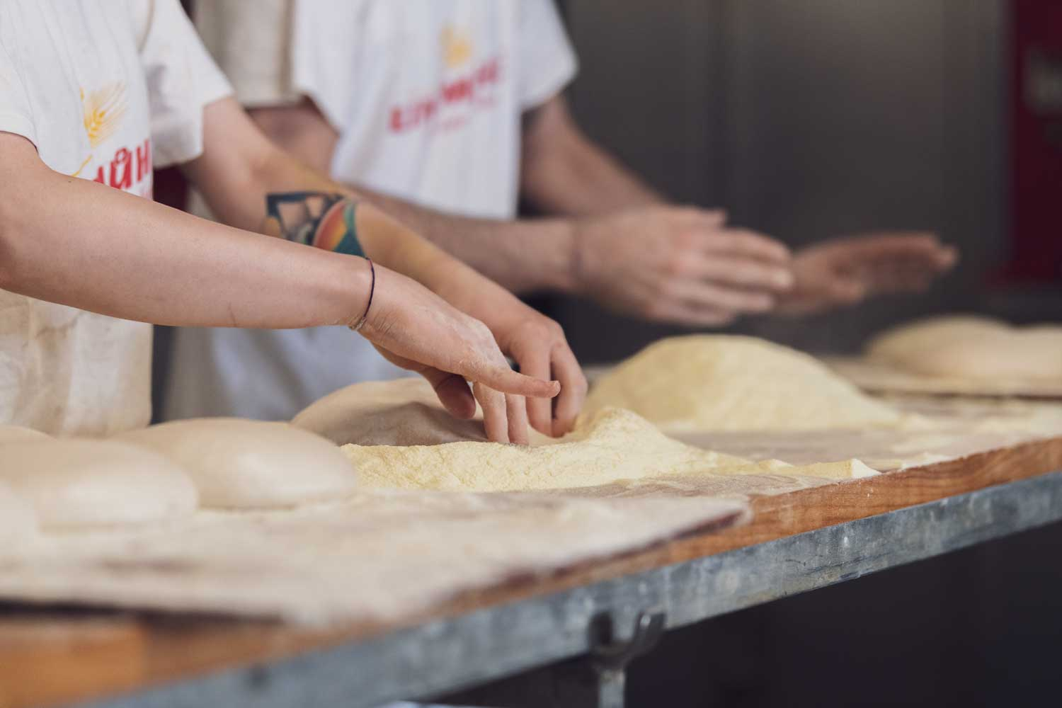 Ein Bäcker, der den Teig vorbereitet