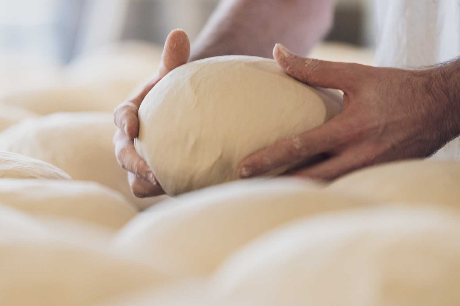 Ein Bäcker, der den Teig vorbereitet