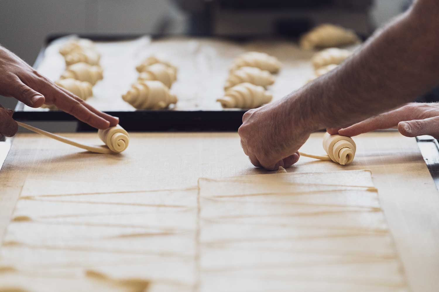 Ein Bäcker, der den Teig vorbereitet