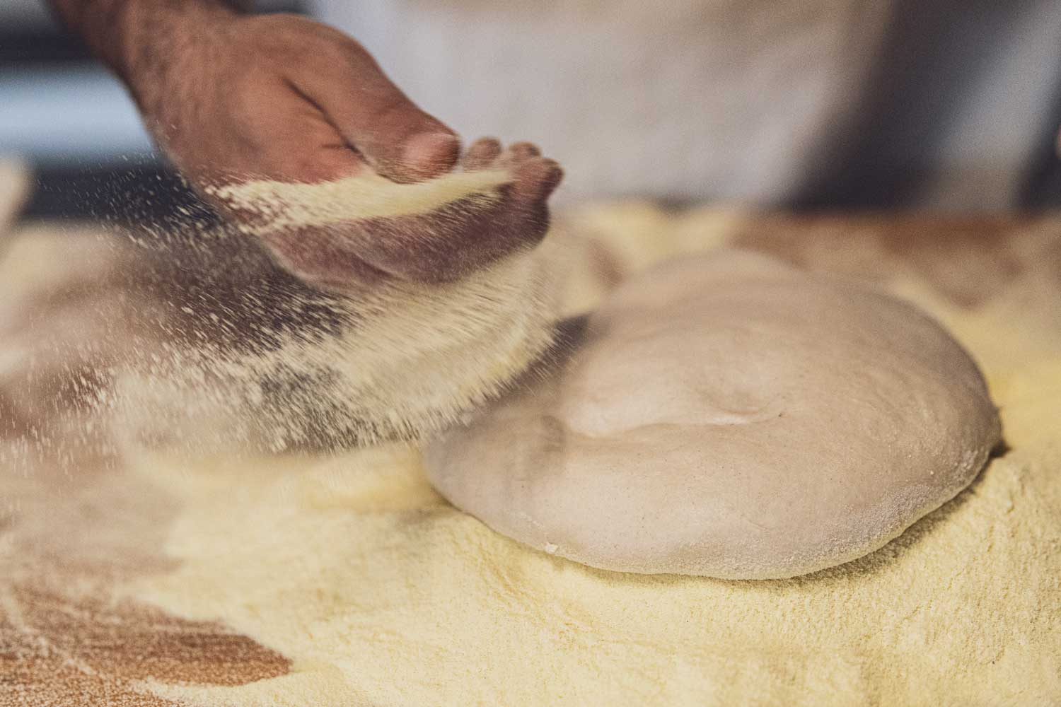 Ein Bäcker, der den Teig vorbereitet