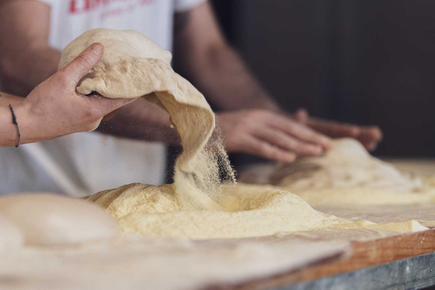 Ein Bäcker, der den Teig vorbereitet