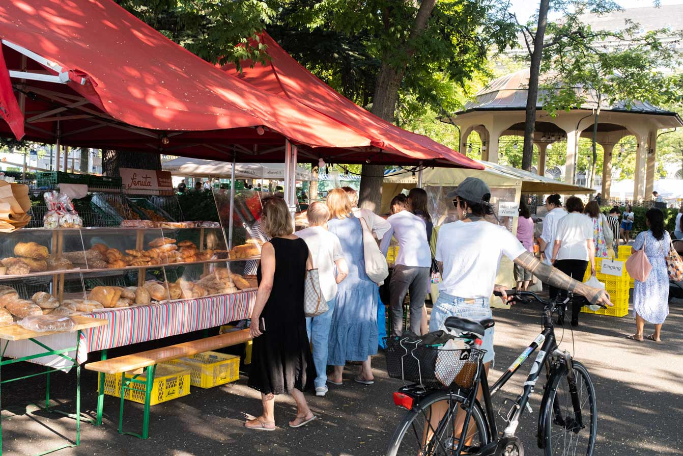 Kunden, die in der Schlange einer Bäckerei stehen