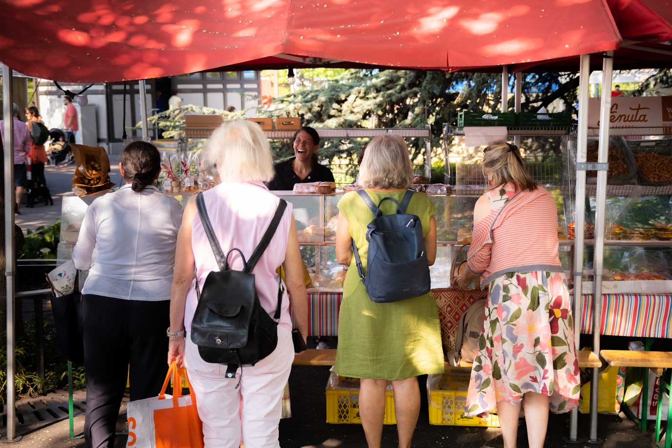 Kunden, die in der Schlange einer Bäckerei stehen