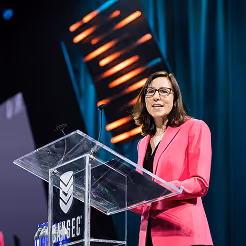 Le ministre du gouvernement prononce un discours sur le podium de CANSEC lors de la cérémonie d'ouverture.