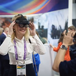 Un participant teste un casque de réalité virtuelle lors d'une démonstration de technologie de défense.