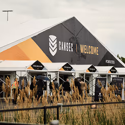 Des délégués internationaux de la défense se réunissent à l'extérieur du pavillon du CADSI lors d'une foire commerciale CANSEC.