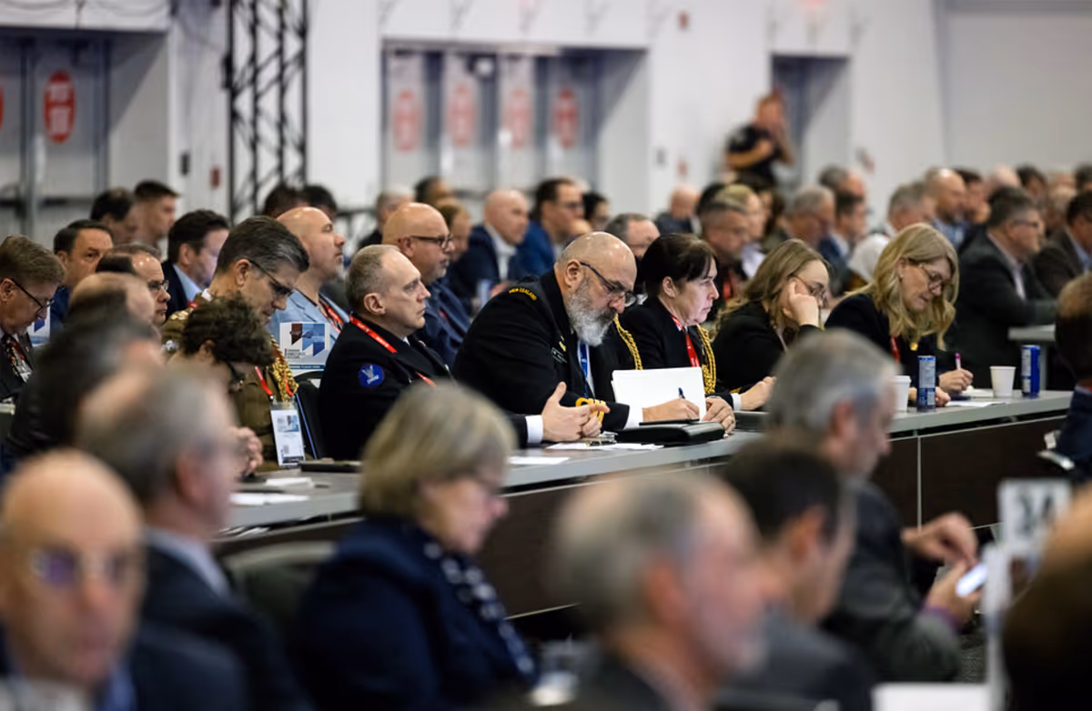 Audience de professionnels de l'industrie de la défense participant à une présentation des Perspectives des FAC.