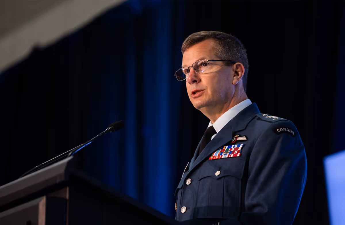 Un officier militaire canadien donne une séance d'information sur le podium de l'événement Perspectives des FAC.