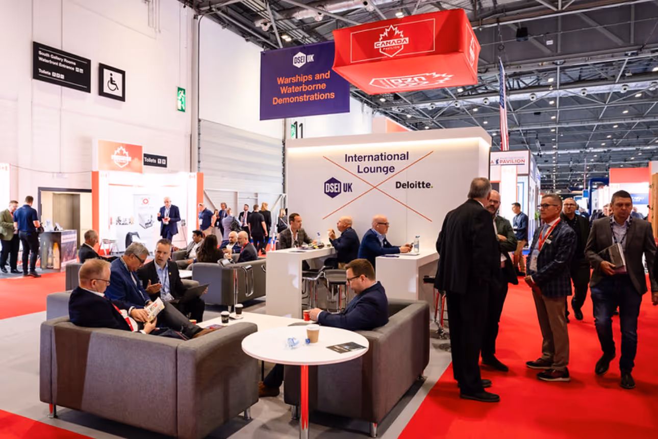 Plancher du salon CANSEC animé par des professionnels de l’industrie de la défense qui réseautent entre les kiosques d’exposition.