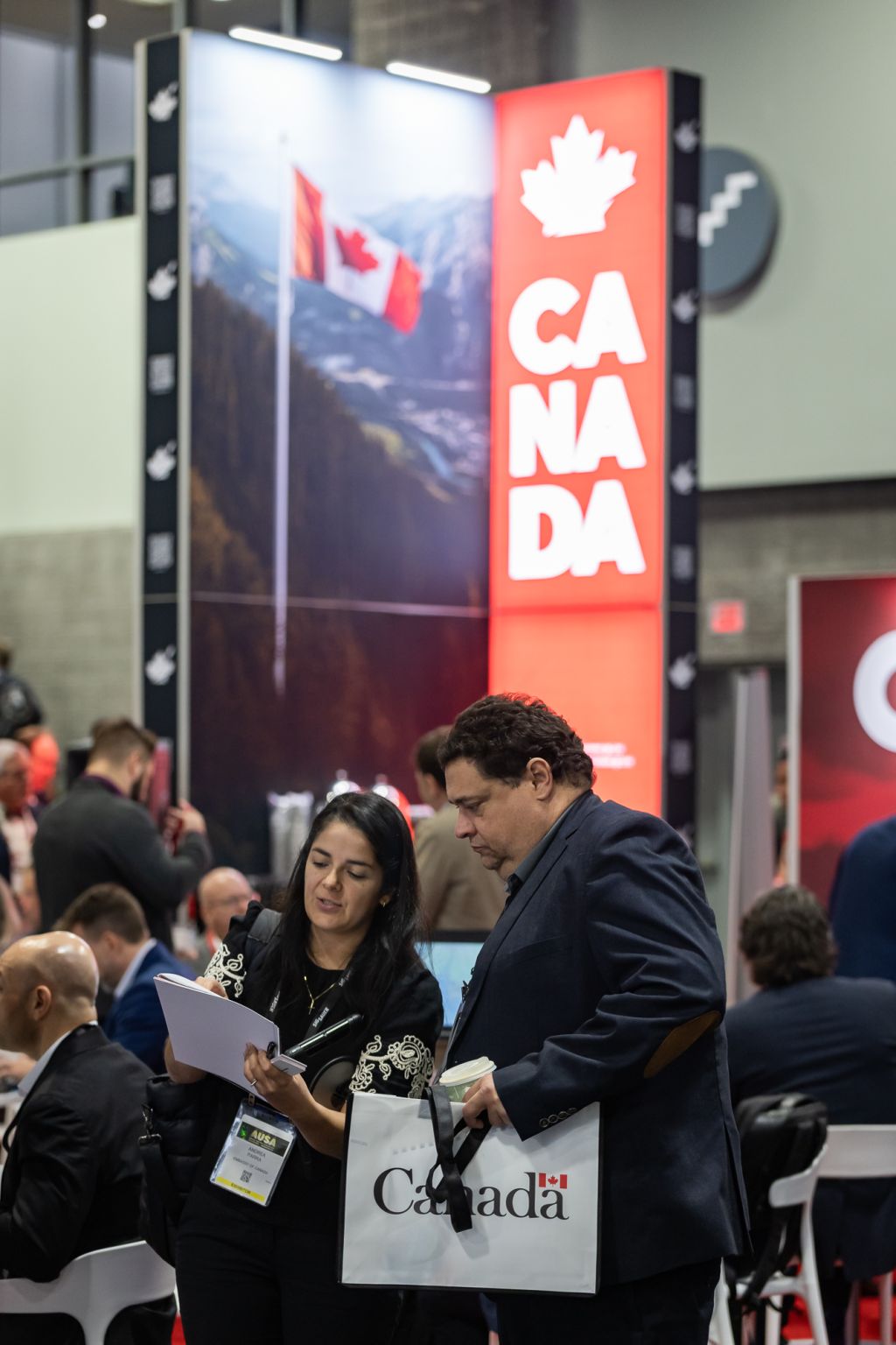 Des participants discutent d’un document à AUSA 2025.