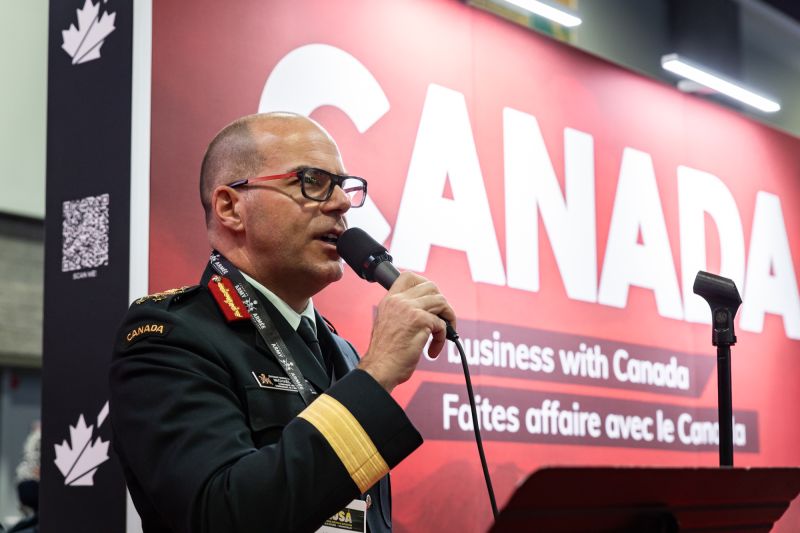 Une personne s’adresse aux participants dans le salon du Canada à AUSA.
